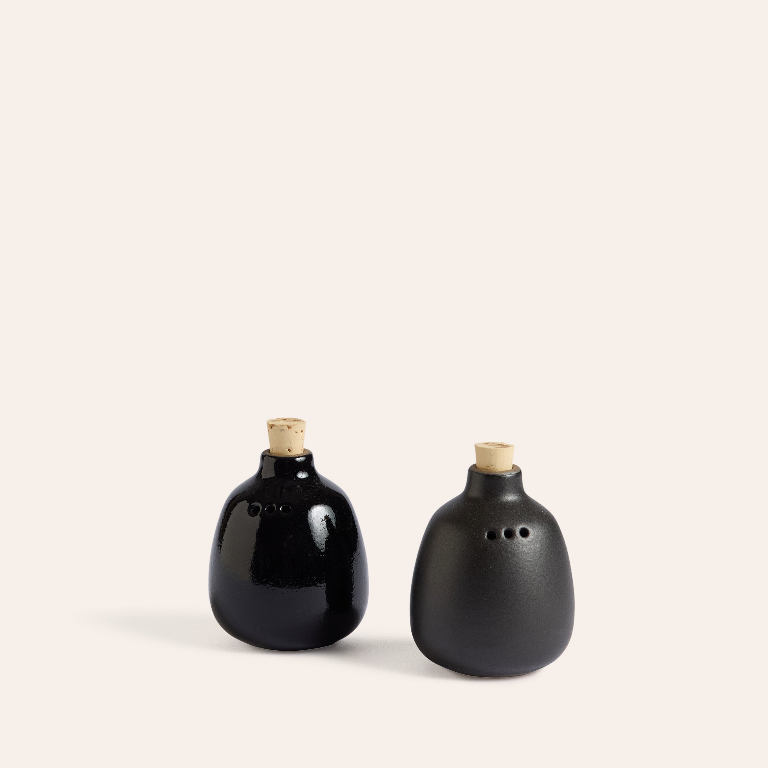 Salt and Pepper Shaker in Gloss Black and Obsidian